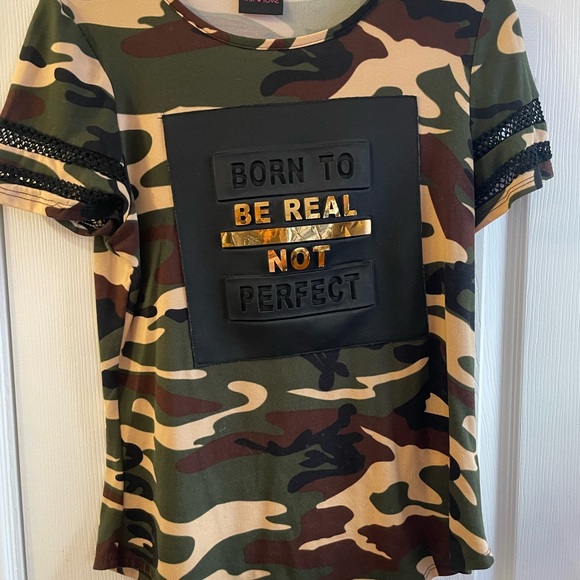 T-Shirt ( Medium). “ Born to be Real Not Perfect “ - Picture 3 of 5